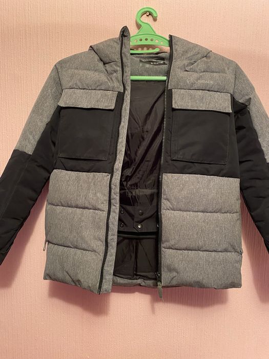 Продам куртку  зимнюю на мальчика размер 146