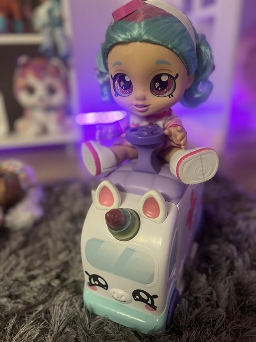 Ambulanta si papusica Kindi Kids