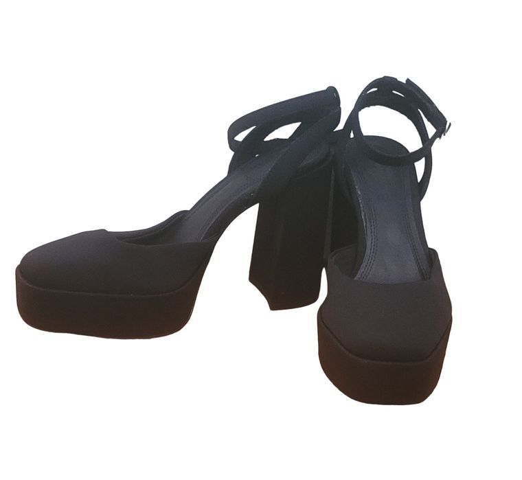 Сандали на висок ток