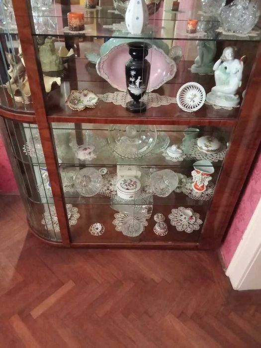 Vitrina veche cu multe piese frumoase la Satu Mare