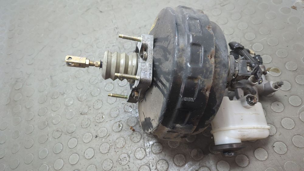 На Toyota Sequoia — Главный тормозной цилиндр.