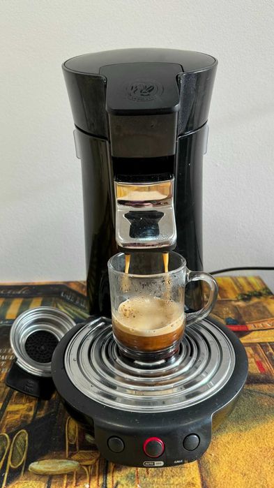 Vand 2 espressoare Philips Senseo cu paduri de cafea.