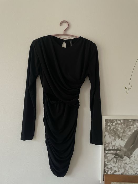 Черна рокля с набор и малък отвор на талията