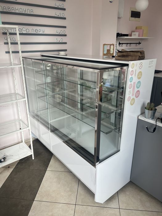 Сладкарска витрина