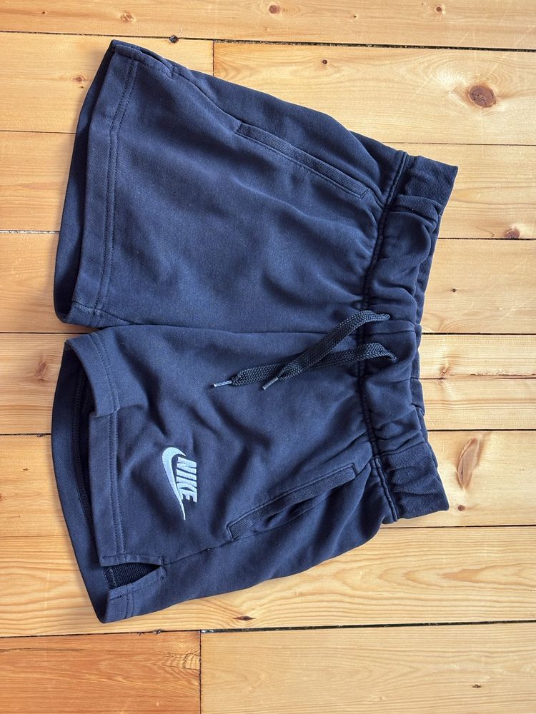 Дънкови гащи на H&M и платнени къси гащи на Nike