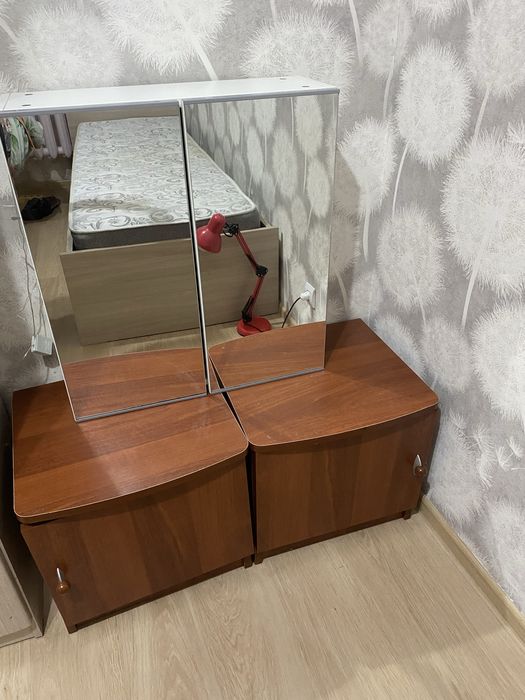 Подвестной  шкаф с зеркалом .