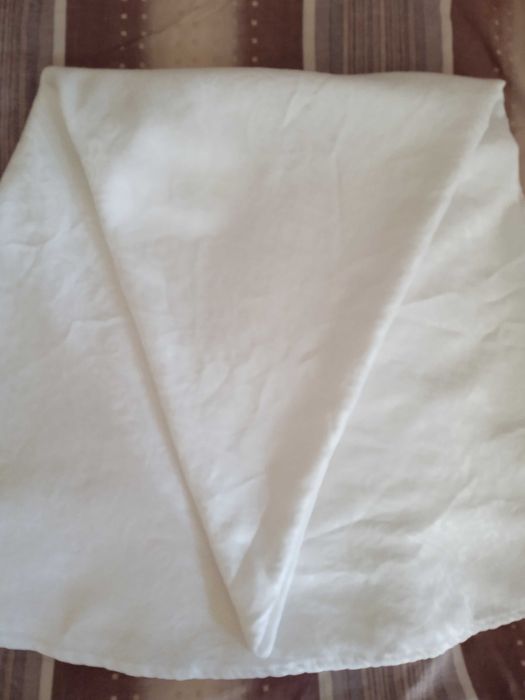 Ленена покривка за кръгла маса