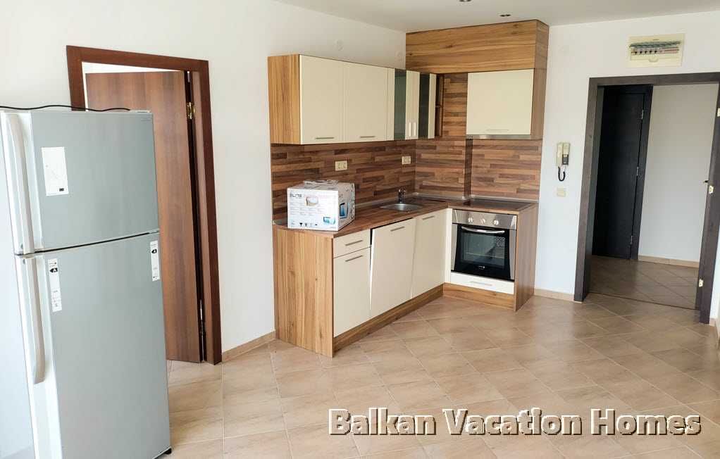 Продава се Тристаен апартамент в Бяла - 102 кв.м за 589 €/кв.м - Снимка #2