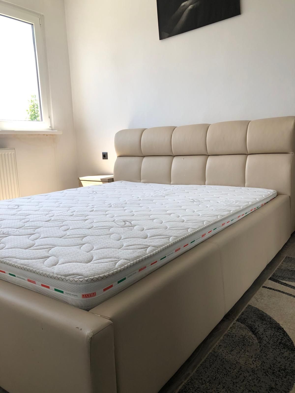 Pat tapitat alb dublu cu saltea si somiera