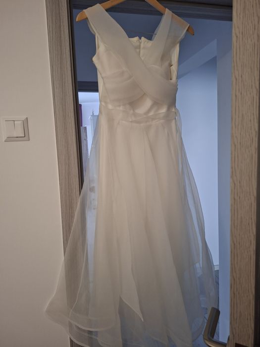 Rochița  a fost purtată  o singură  dată  câteva  ore .