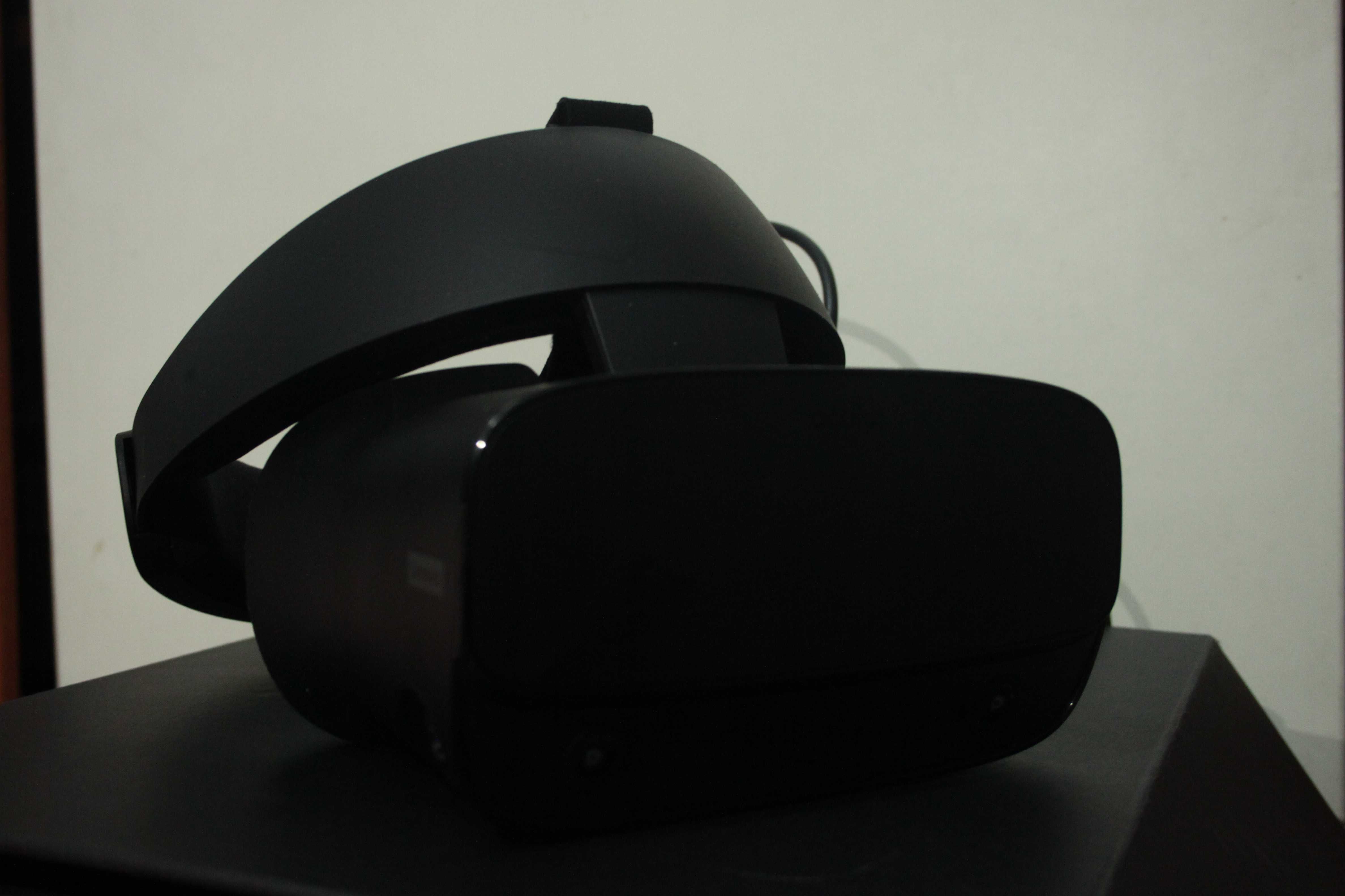 Oculus Rift S     vivid colors and reduced “screen-door” effect.