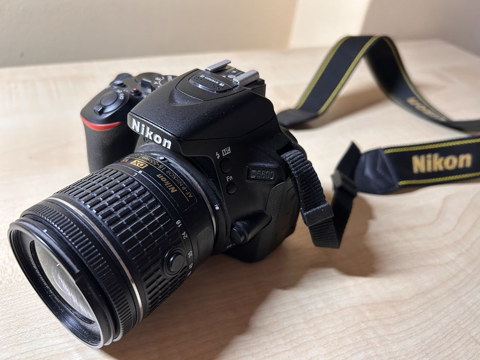 DSLR Nikon D5600 slab utilizat