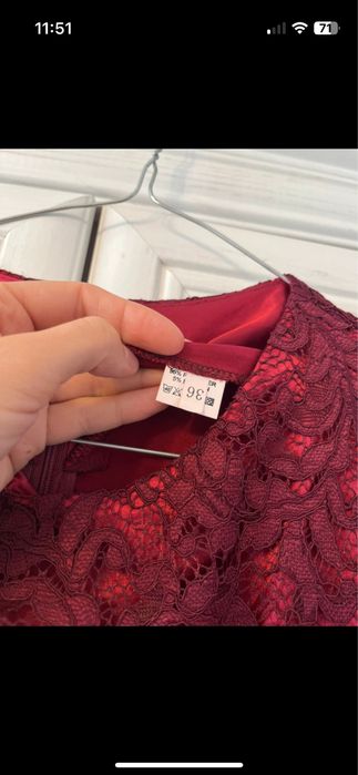 Rochie elegantă bordo cu dantelă si voal în cloș