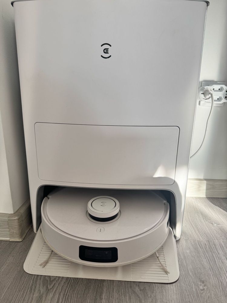 Aspirator robot smart cu statie de curatare.