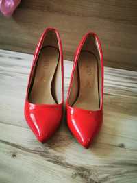 Червени обувки с ток