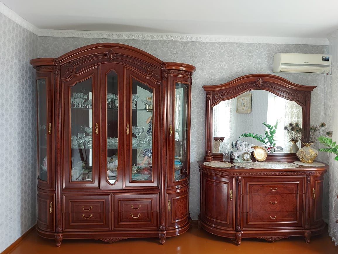 Мебель стенка с зеркальным комодом