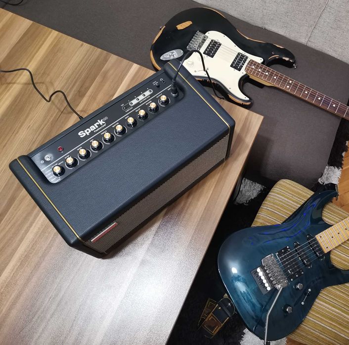 Умен китарен усилвател Positive Grid Spark 40 BK + Traveler Gig Bag