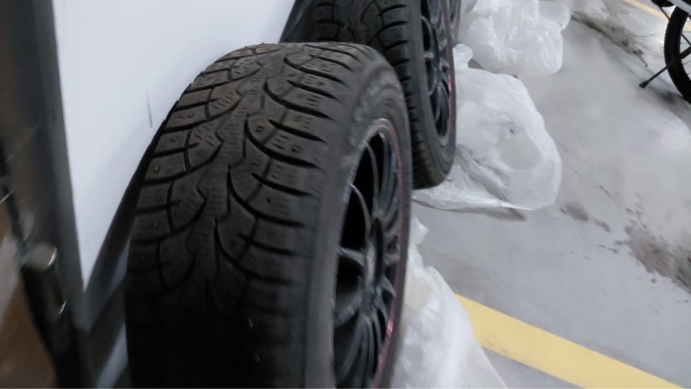 Продам колесо шипы с титанокй без торга ездила 1 сезон
