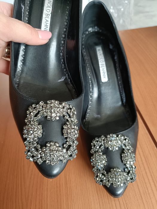Manolo Blahnik, mărimea 37