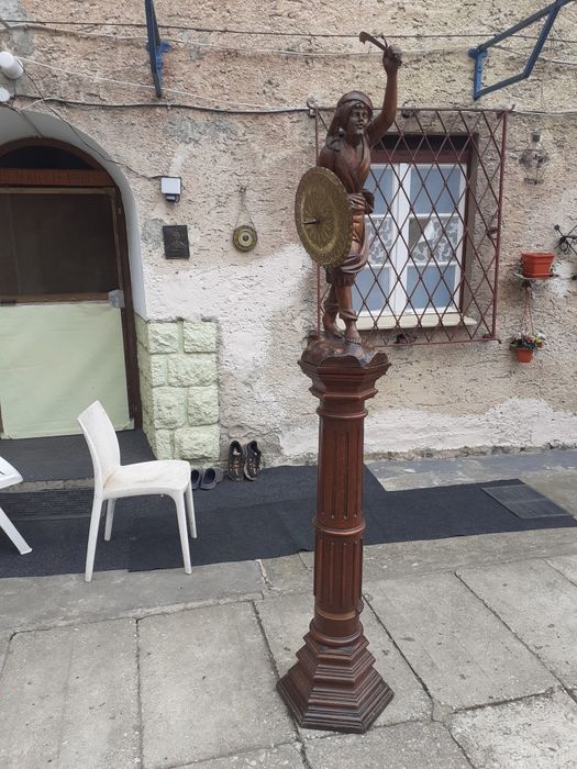Vând statuetă din lemn