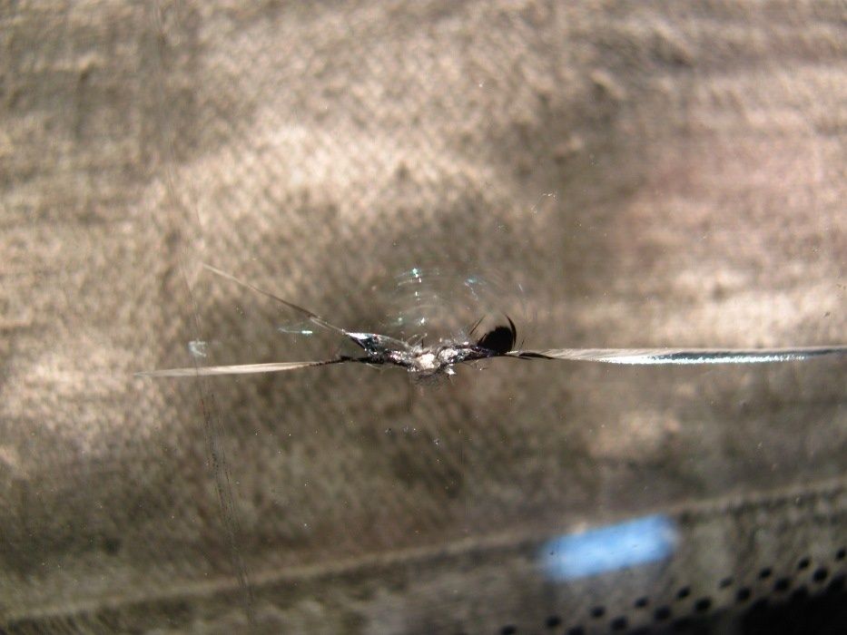 Лепене на пукнатини или дупка на автомобилно стъкло