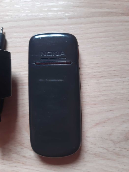 Телефон NOKIA 1661-2, със зарядно устройство