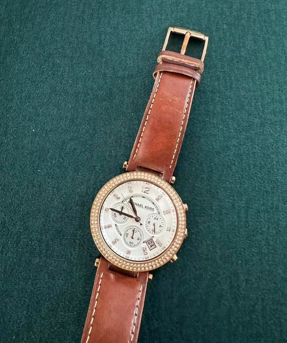 Часовник Michael Kors в много добро състояние с кожа и розово злато