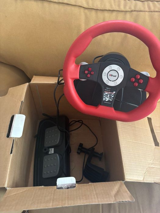 Продавам геймърски волан Trust Vibraforce Steering Wheel с педали