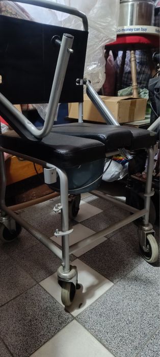 Инвалиден тоалетен стол