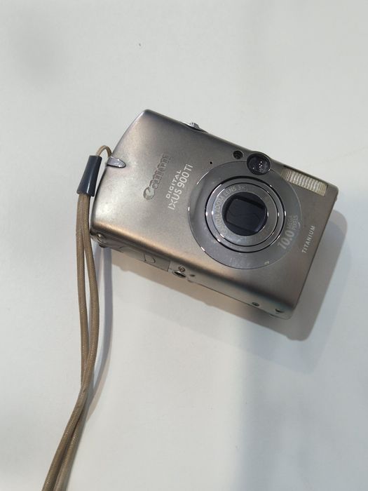 Camera foto digitala Canon cu dungi subțiri pe display