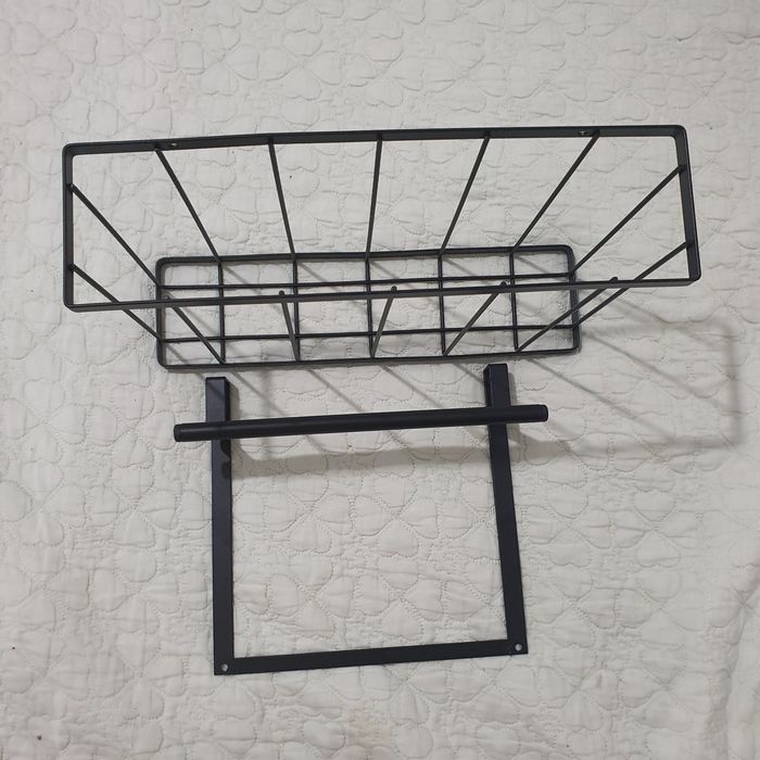 Coș de bucătărie suspendat peste ușa dulapului