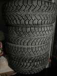 Продам зимнюю резину 215/60R16