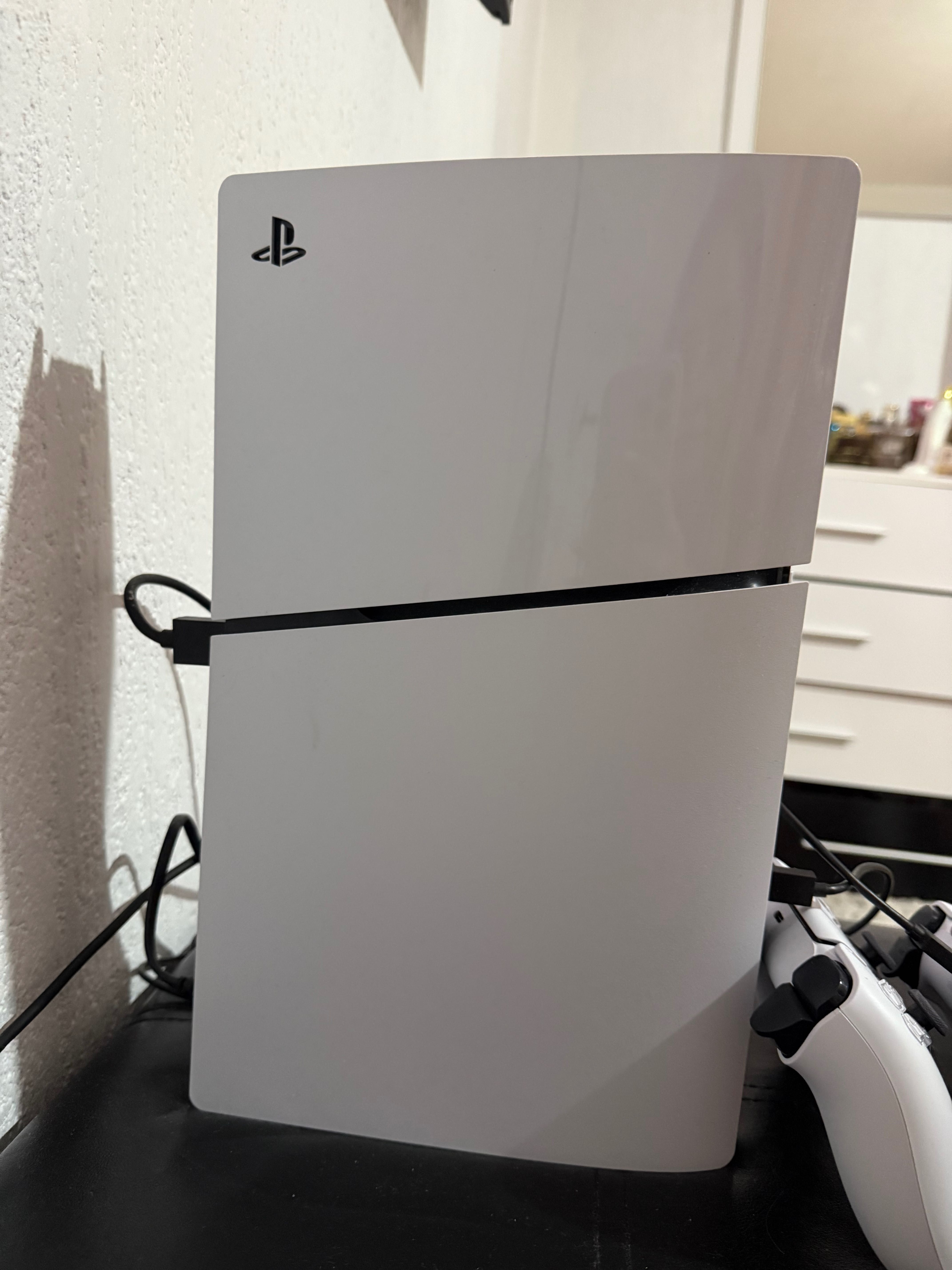 PlayStation slim 5 конзола, 1TB SSD + EA Sports FC 25 игра (диск)