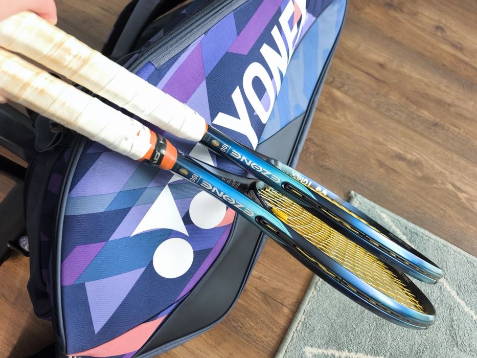 Vând 2 rachete yonex e zone 100,Sky blue!!!