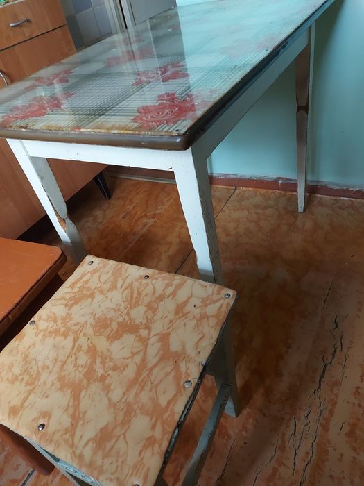 Стол и 2 табуретки