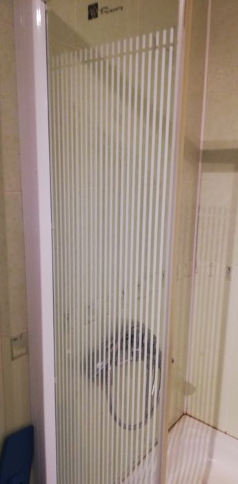 Продам на запчасти душевую кабину. Перегородки, дверь.