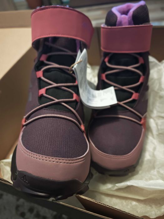 Зимни обувки Адидас размер 37-1/3 чисто нови.