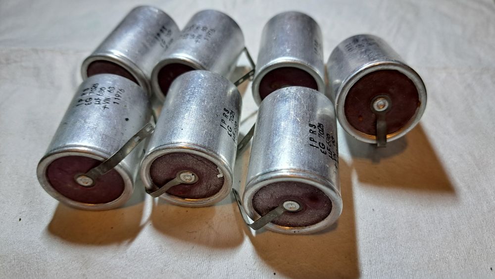 Condensator electrolitic 
Condesatoare pornire motoare baterie d