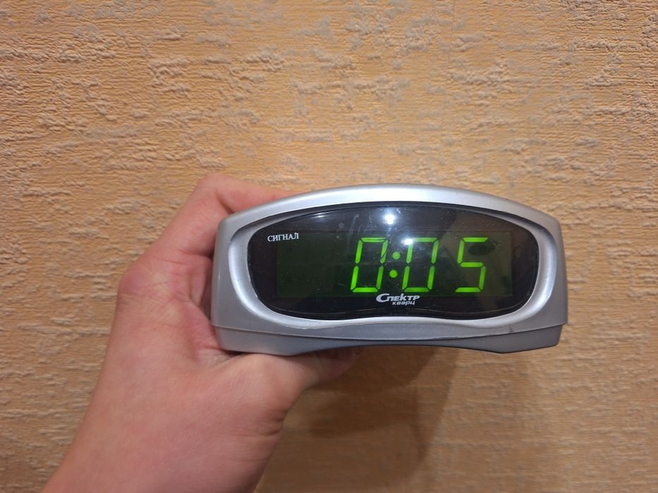 Часы-будильник сетевой