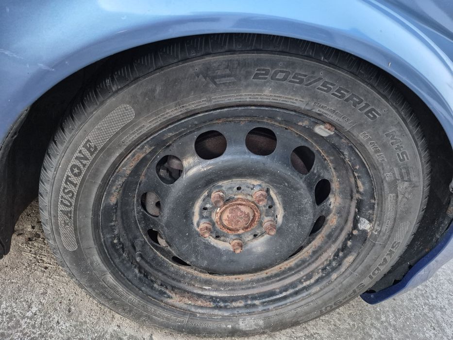Vând jante de aluminiu si tablă cu cauciucuri