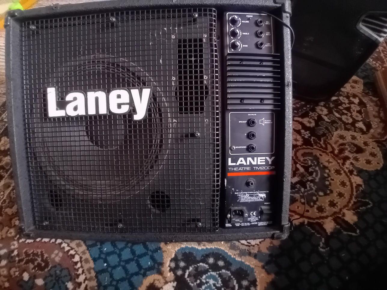Vând boxă Laney pretul este negociabil
