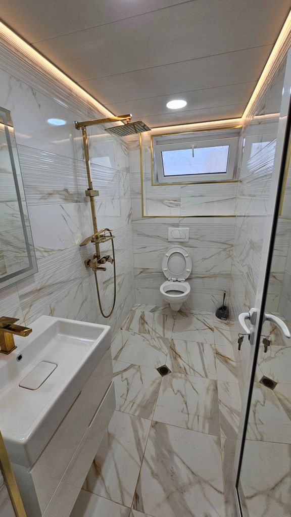 Дава се под наем Двустаен апартамент в Разград, Център - 75 кв.м за 510 € - Снимка #1
