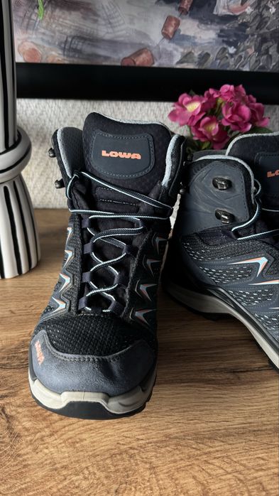Дамски туристически обувки Lowa номер 38