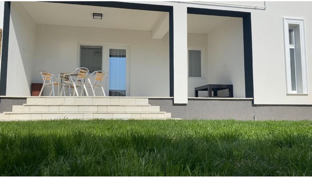 Inchiriez apartament cu curte