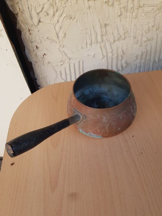 Стар малък дълбок тиган следи от патина