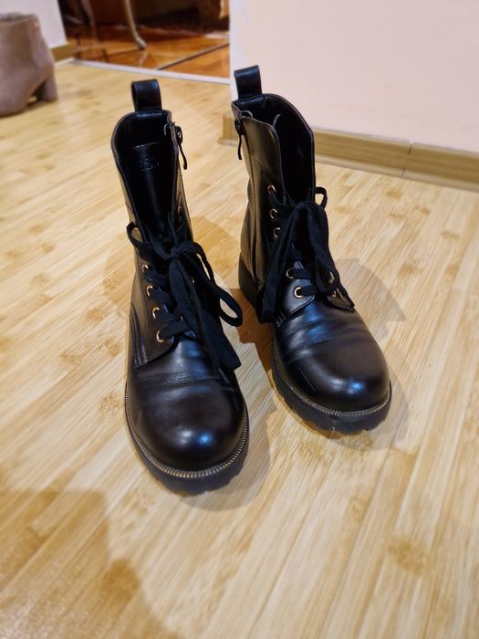 Se vinde ghete Guess