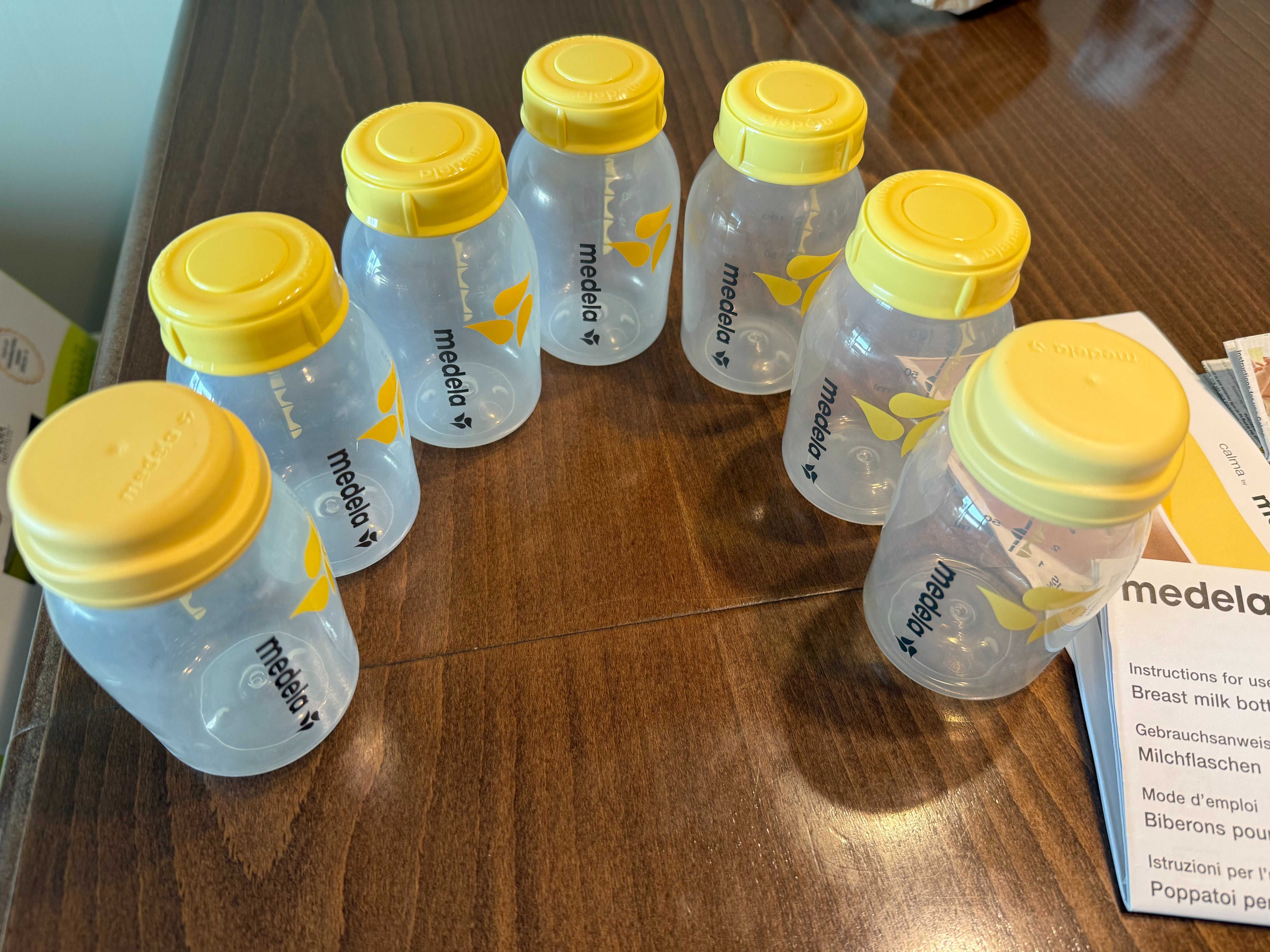 Електрическа помпа за кърма Medela Swing с аксесоари и 7 шишета