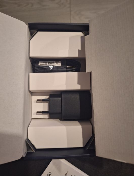 Vand telefon Motorola moto e13 nou.