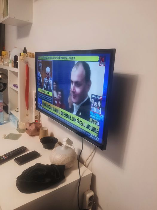 Televizor SmartTv Horizon de 81 cm în garanție