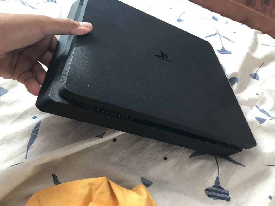PlayStation4 slim bine întreținut
